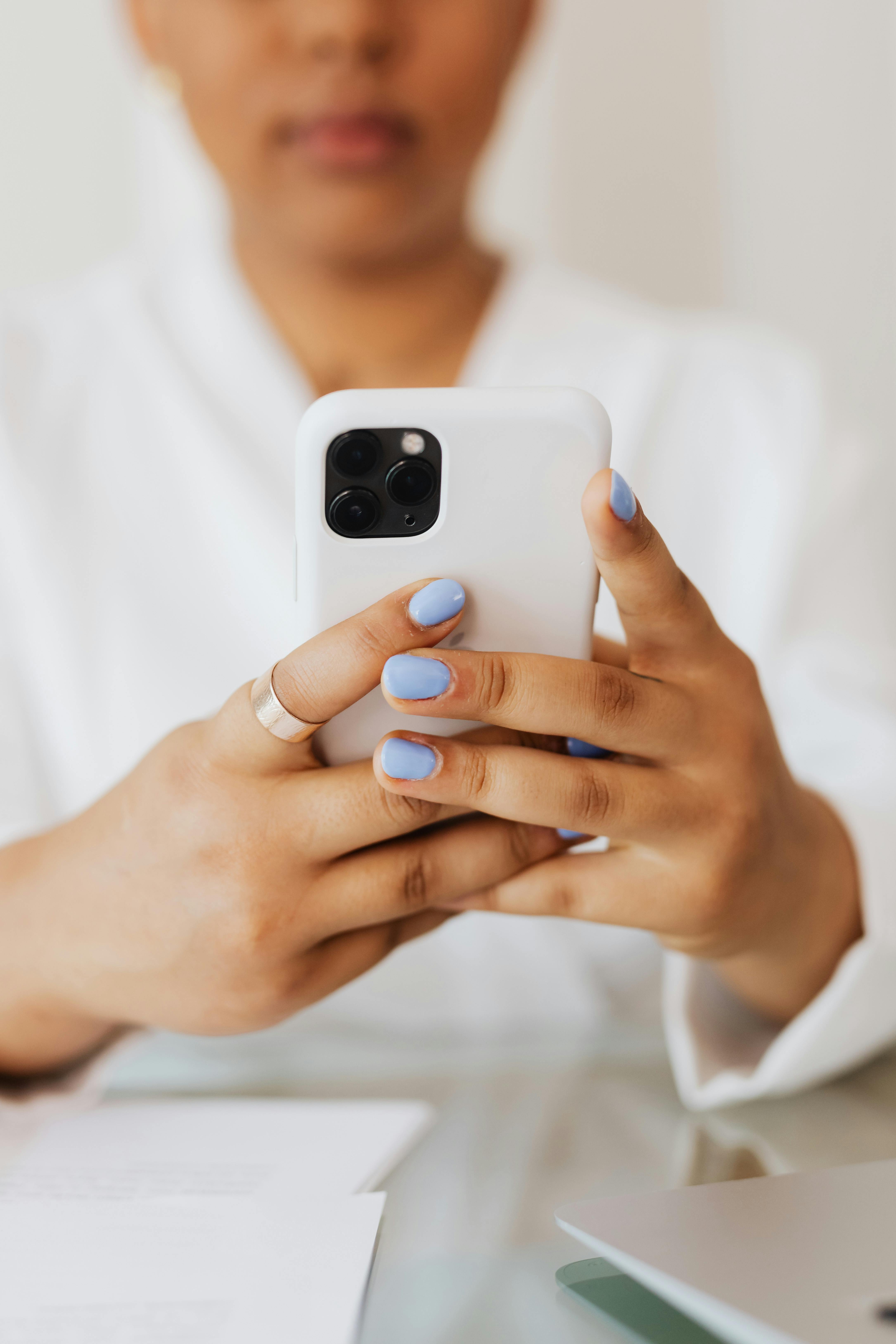 How Social Media Impacts Our Relationships: The Good and the Bad
